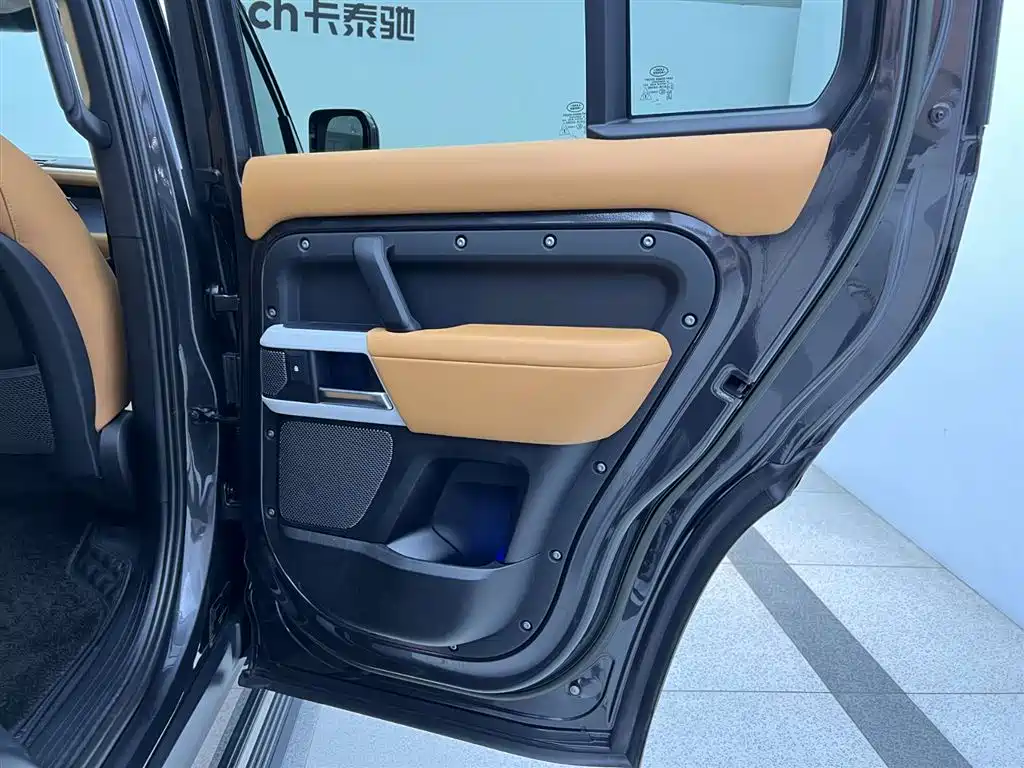 Land Rover Defender 2023 — фото 24