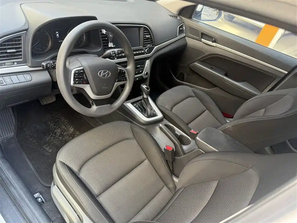 Hyundai Elantra 2016 — фото 13