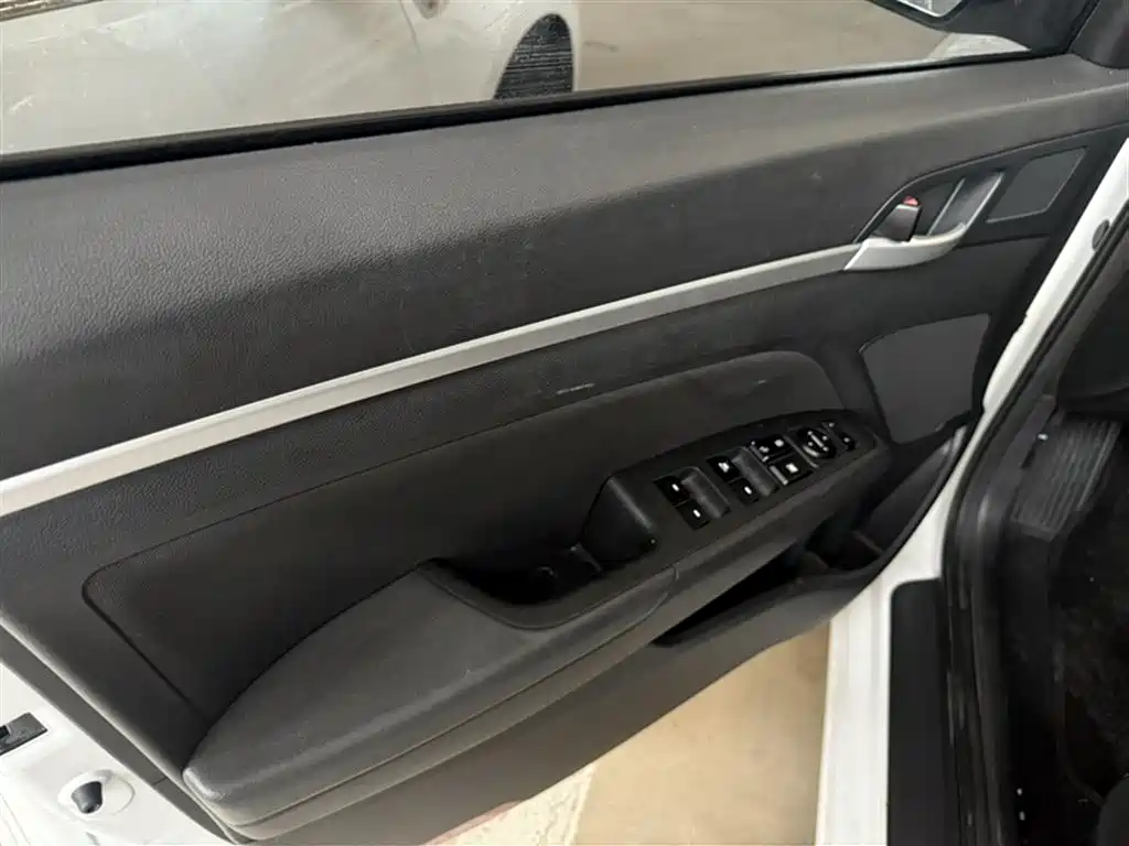 Hyundai Elantra 2016 — фото 21