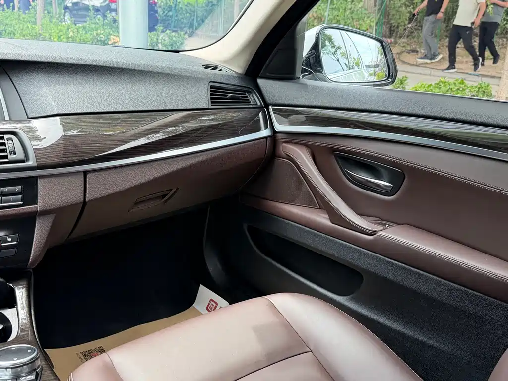 BMW 5 Series 2015 — фото 10