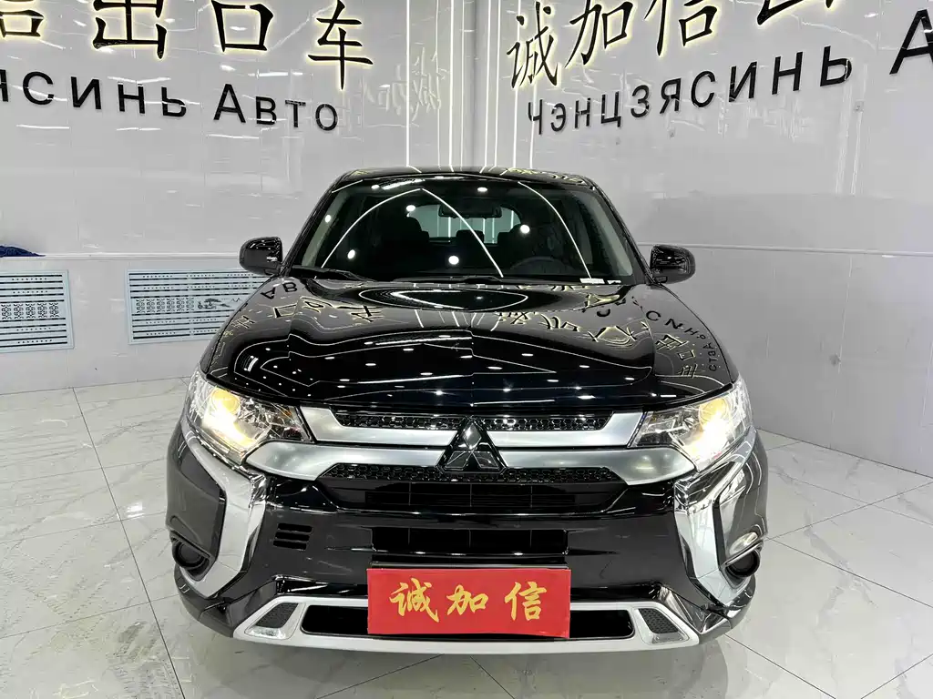 Mitsubishi Outlander 2022 — фото 2