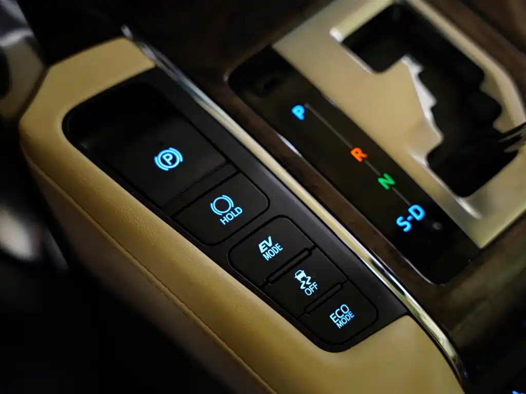 Toyota Alphard 2023 — фото 13