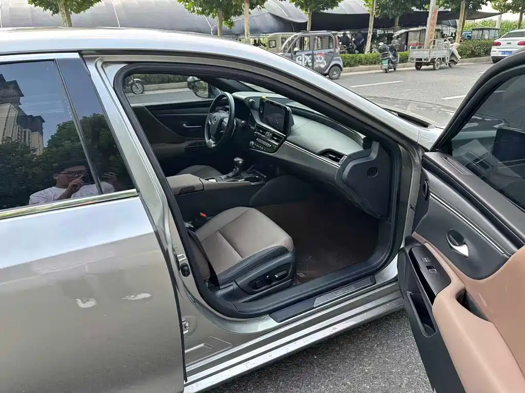 Lexus ES 2022