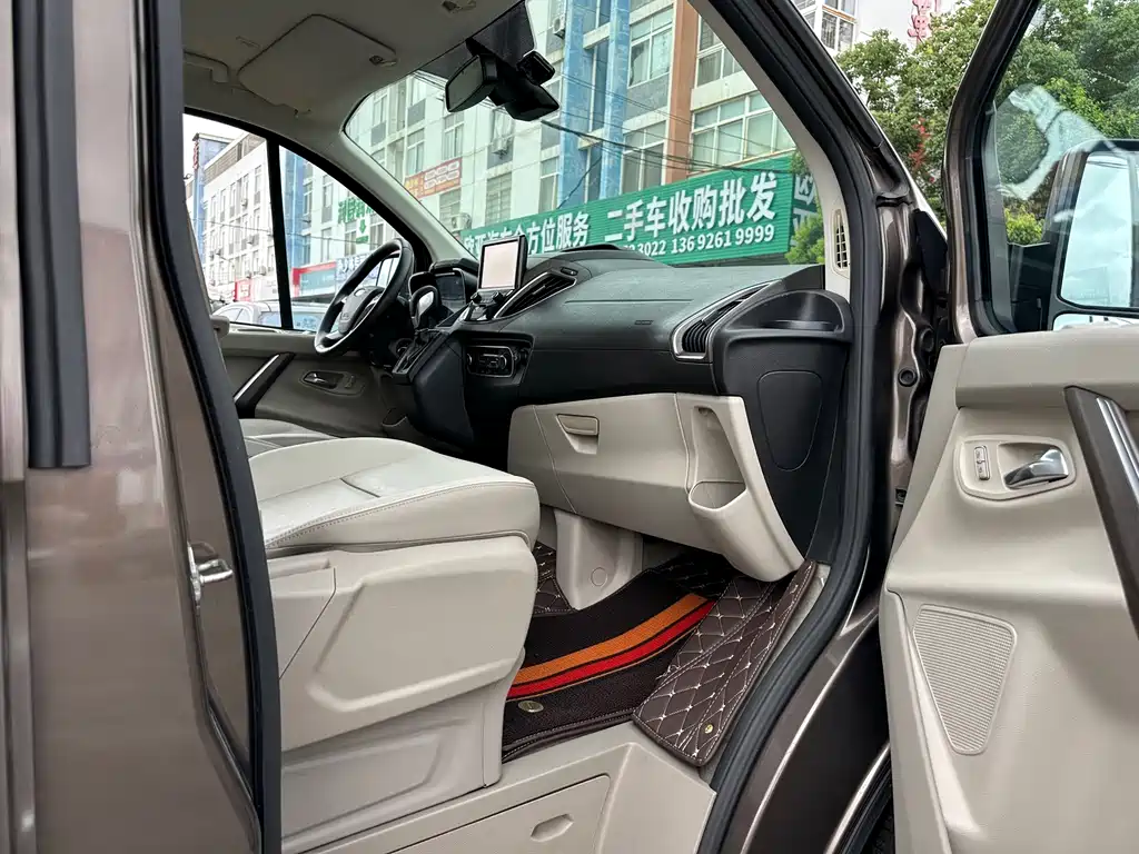 Ford Tourneo 2017 — фото 18