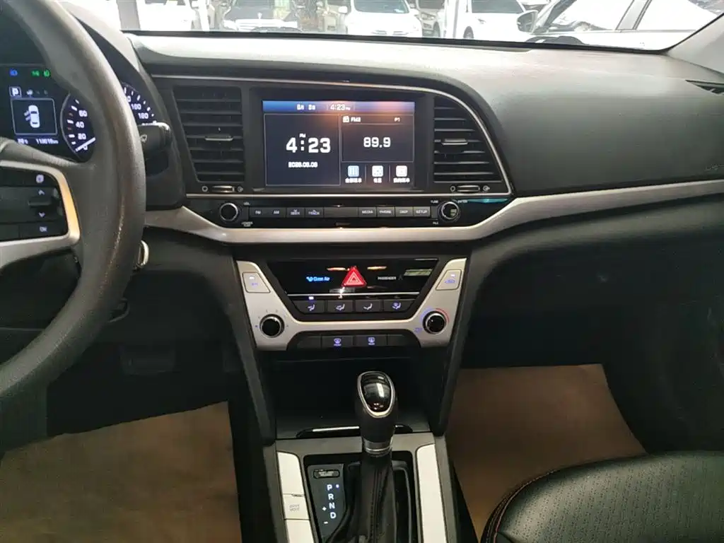 Hyundai Elantra 2018 — фото 13