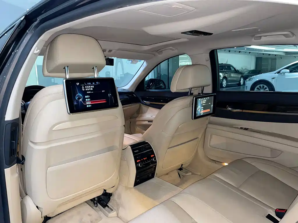 BMW 7 Series 2013 — фото 13