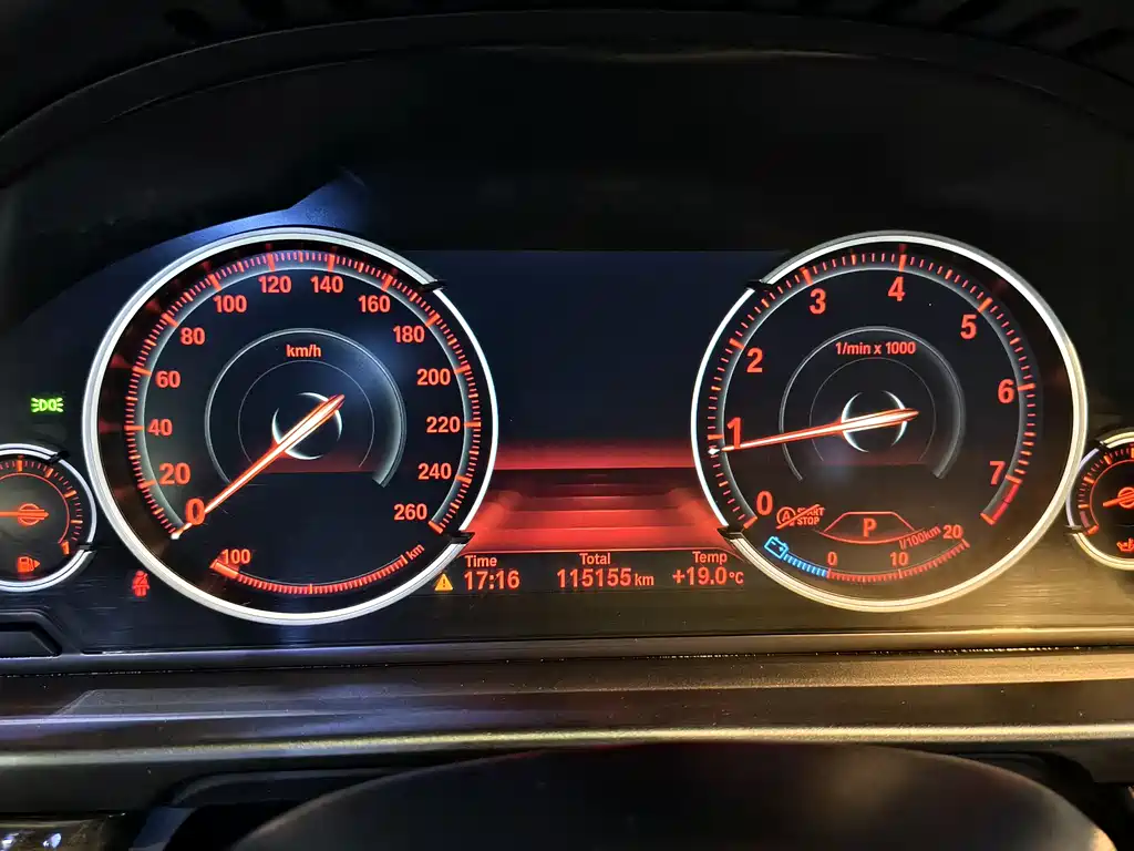 BMW 5 Series 2017 — фото 20