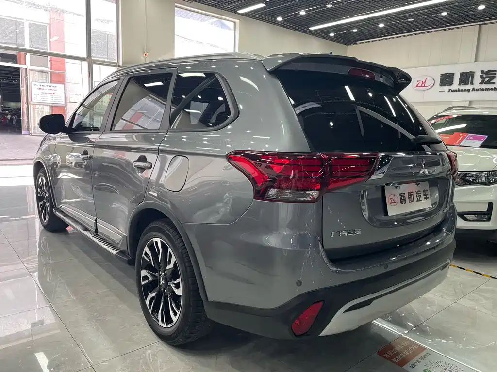Mitsubishi Outlander 2019 — фото 5