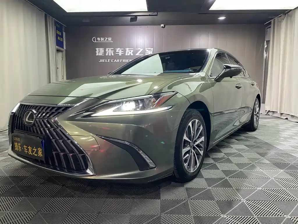 Lexus ES 2022