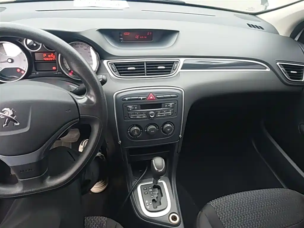 Peugeot 308 2016 — фото 10