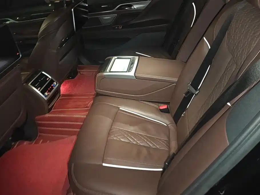 BMW 7 Series 2017 — фото 11