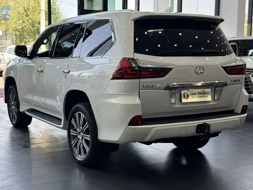 Lexus LX 2017 — фото 16