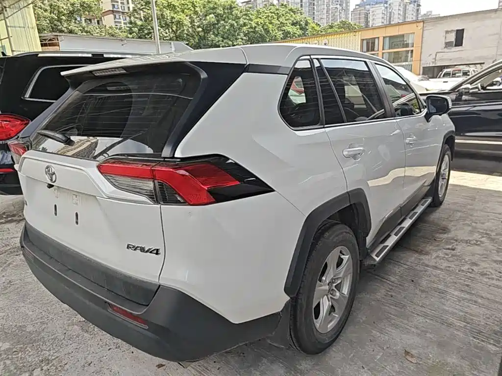 Toyota RAV4 2023 — фото 7