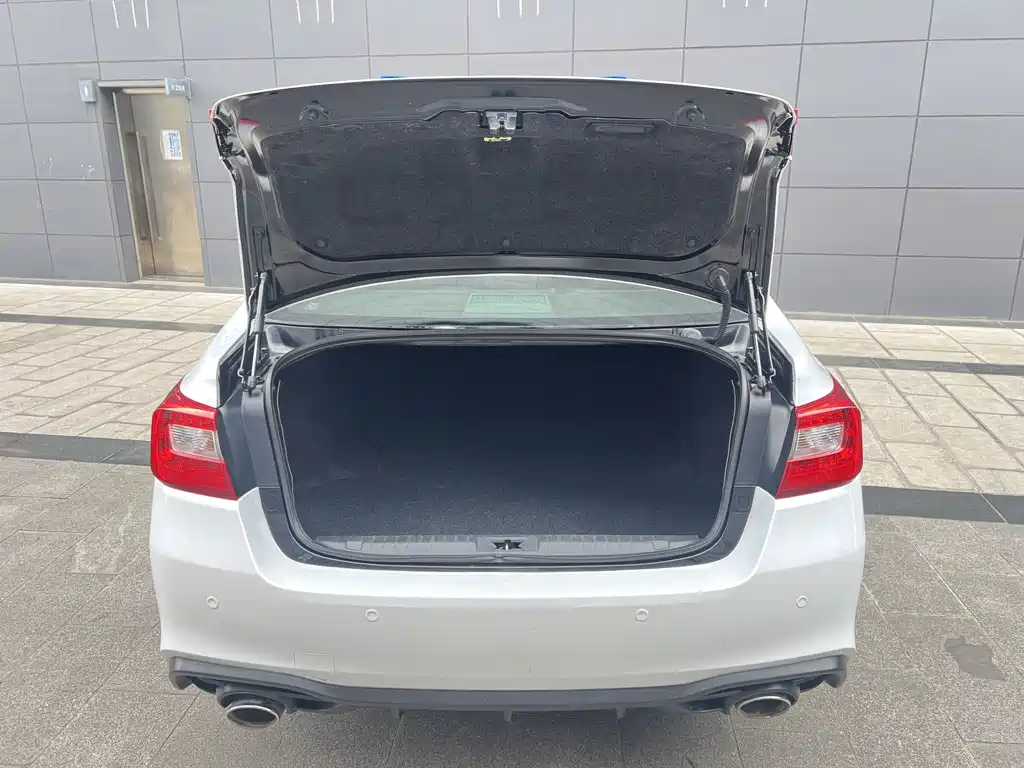 Subaru Legacy 2018 — фото 10