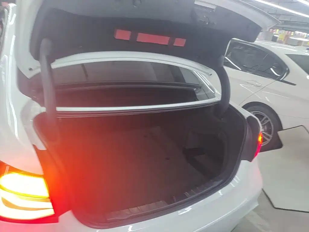 BMW 3 Series 2019 — фото 15