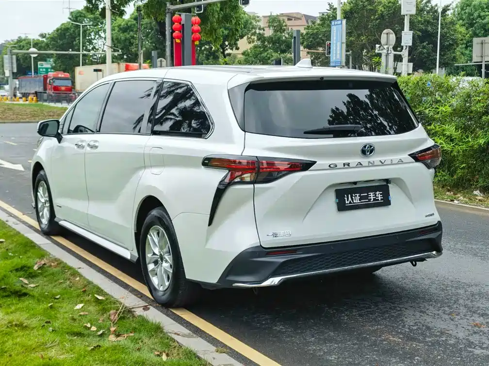 Toyota Granvia 2024