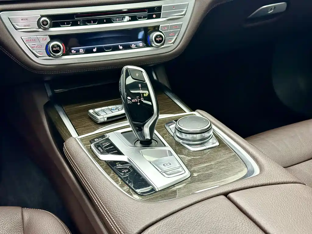 BMW 7 Series 2016 — фото 9