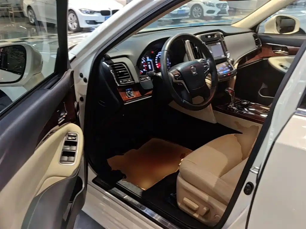 Toyota Crown 2016 — фото 16