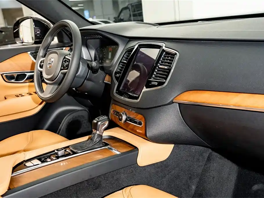 Volvo XC90 2018 — фото 20