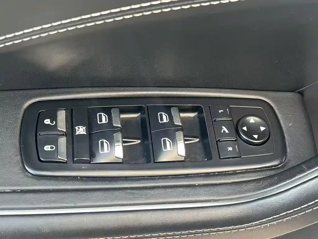 Maserati Levante 2016 — фото 12