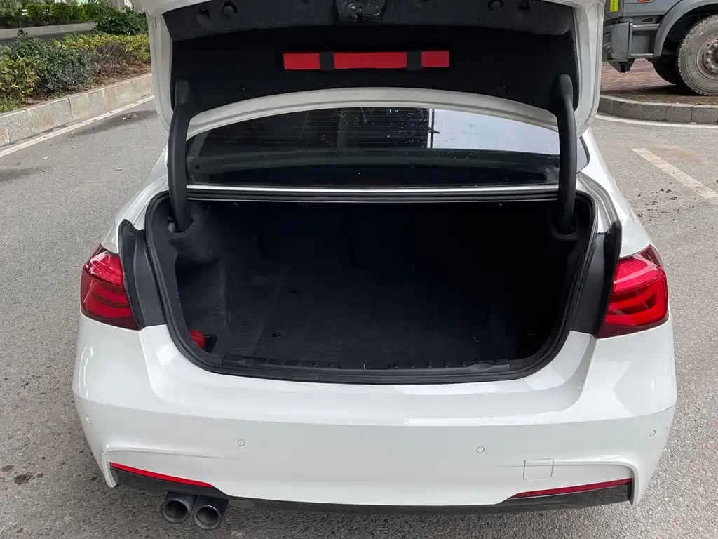 BMW 3 Series 2018 — фото 13