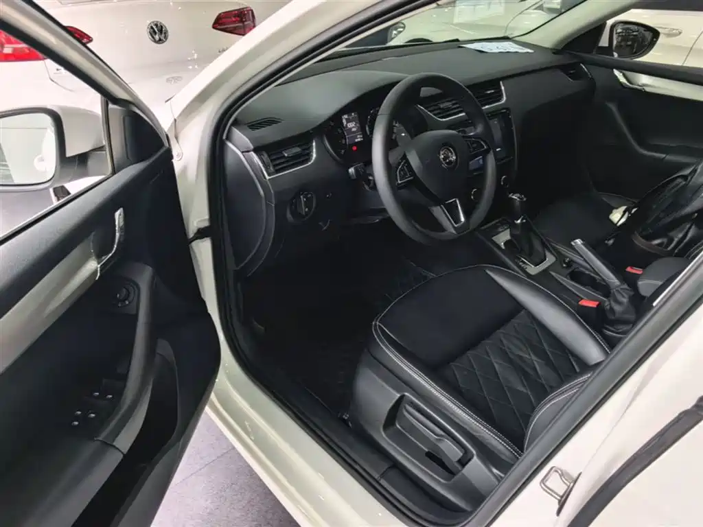 Skoda Octavia 2021 — фото 16