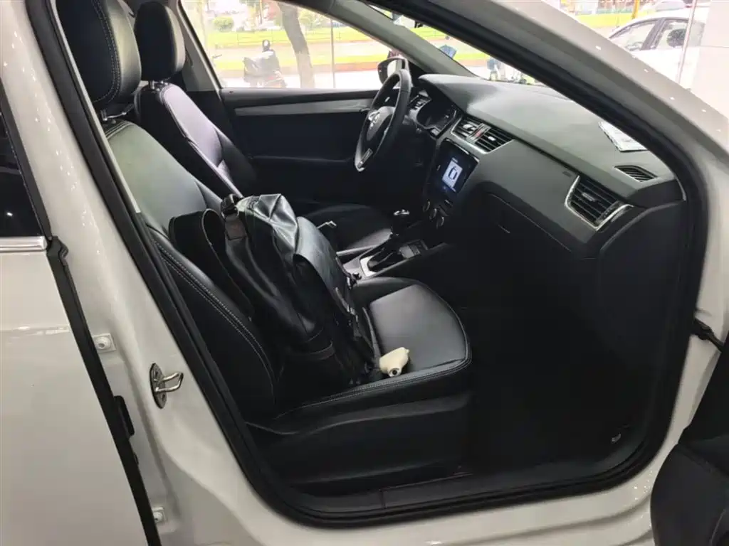 Skoda Octavia 2021 — фото 25
