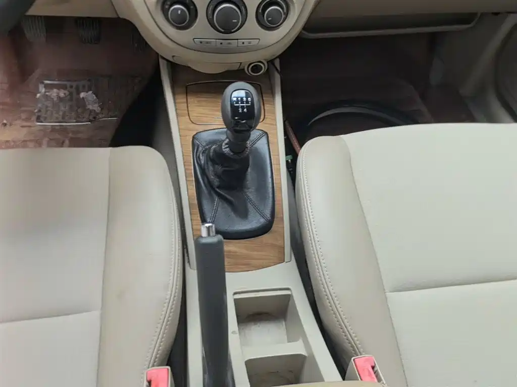 Buick Excelle 2015 — фото 14