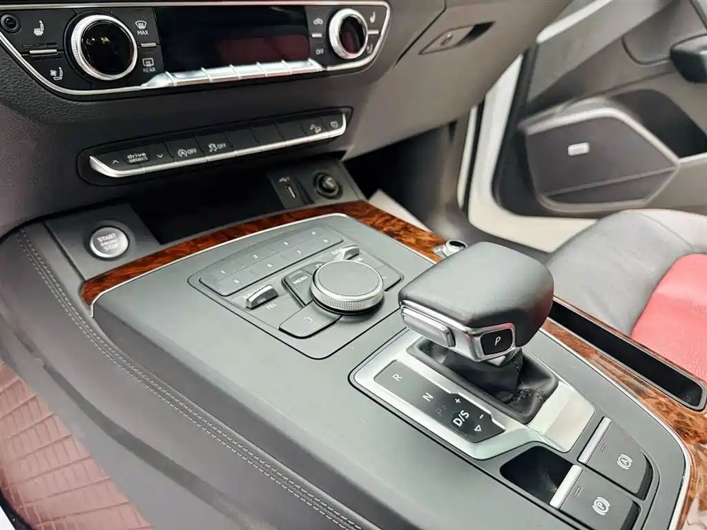 Audi Q5L 2021 — фото 10