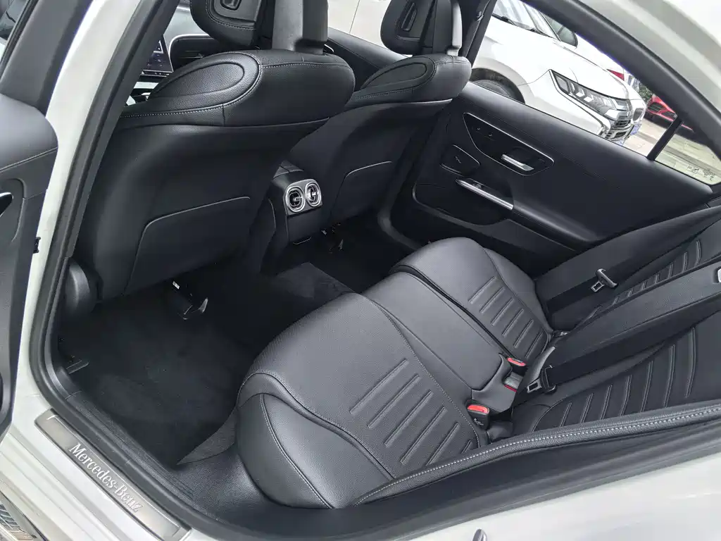 Mercedes-Benz C-Class 2024 — фото 15