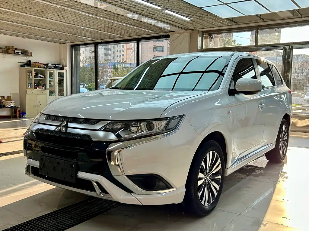 Mitsubishi Outlander 2022 — фото 1