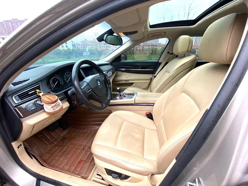 BMW 7 Series 2011 — фото 9
