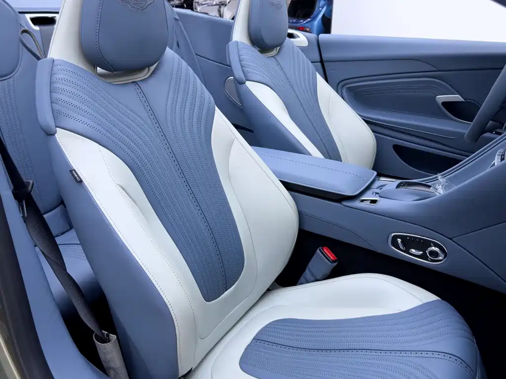 Aston Martin DB11 2023 — фото 15