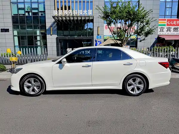 Toyota Crown 2015