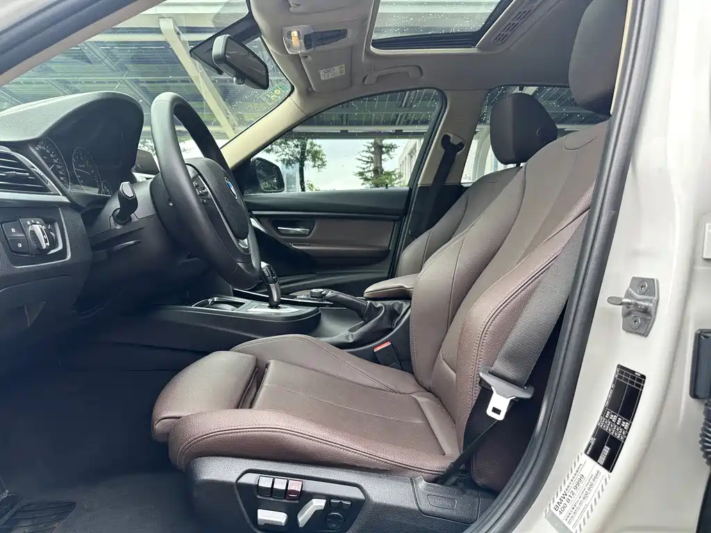 BMW 3 Series 2018 — фото 11