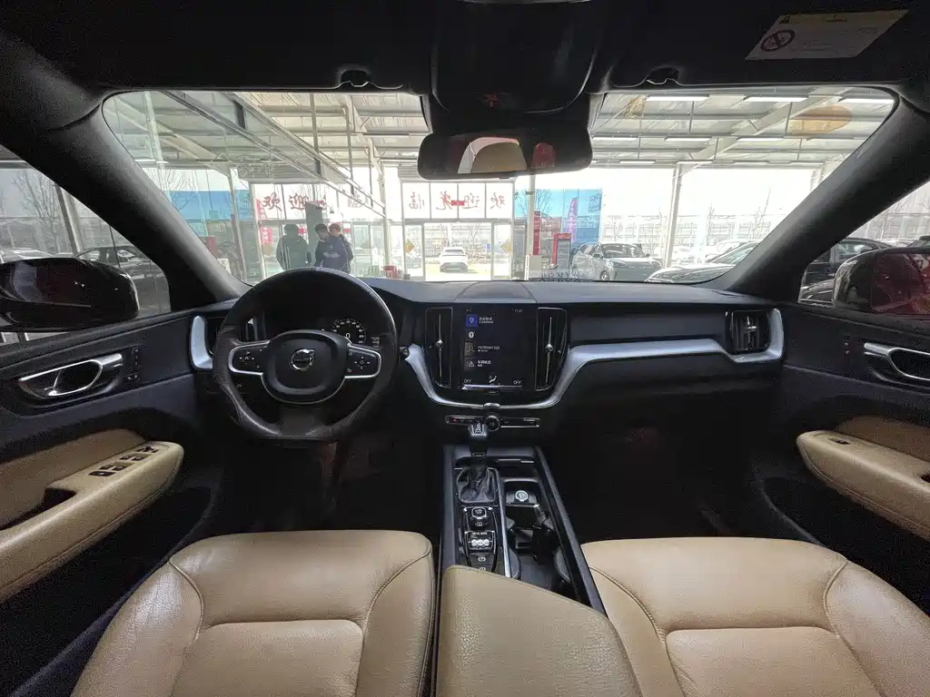 Volvo XC60 2018 — фото 13