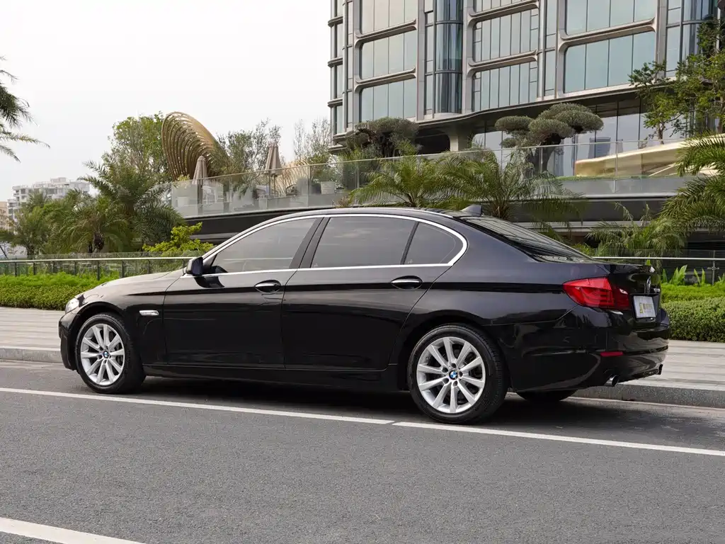 BMW 5 Series 2011 — фото 11