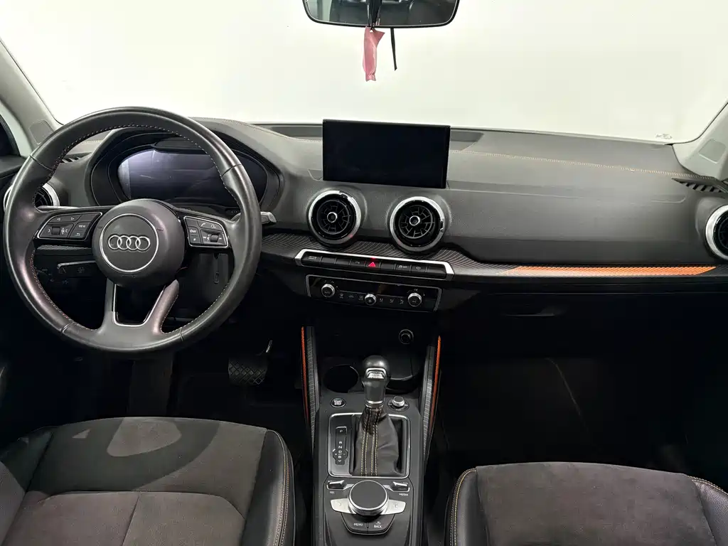 Audi Q2L e-tron 2024 — фото 11