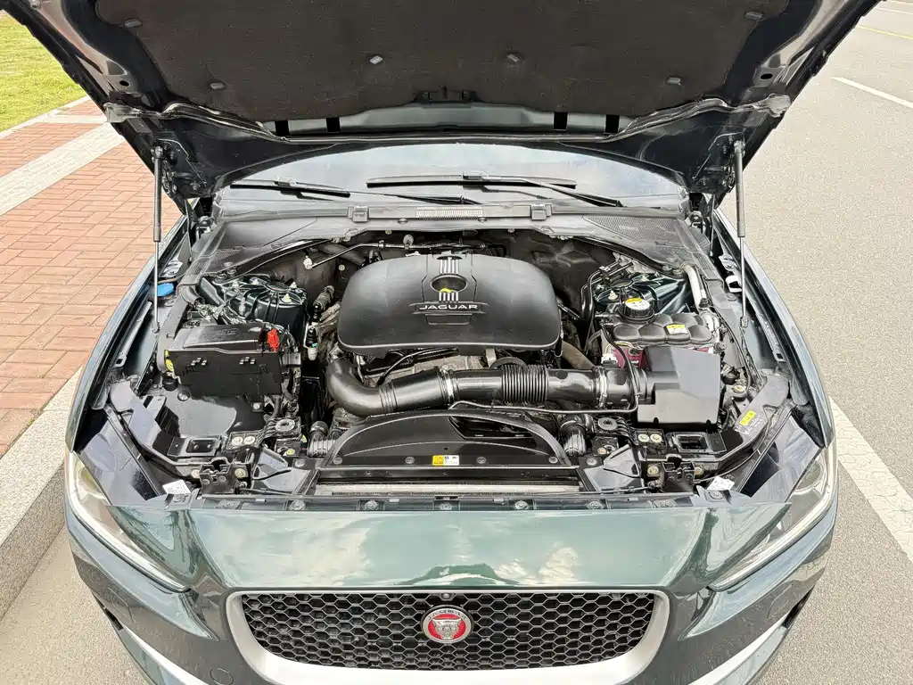 Jaguar XE 2016 — фото 9
