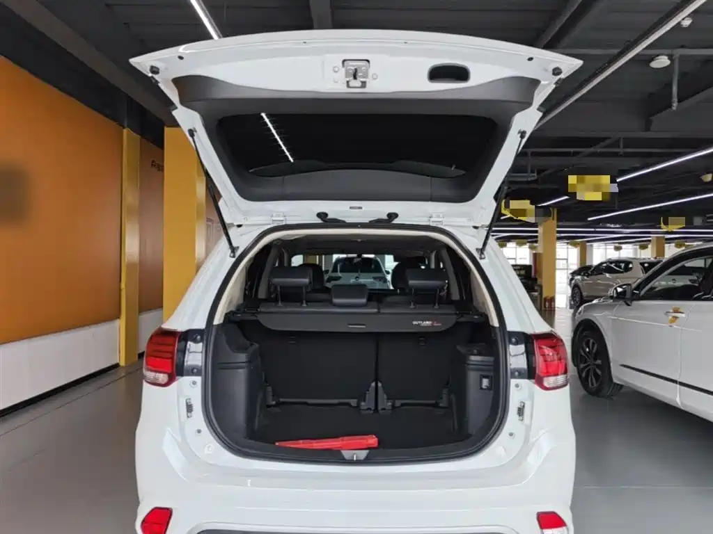 Mitsubishi Outlander 2022 — фото 19