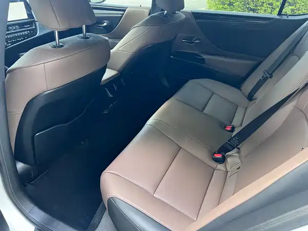 Lexus ES 2023