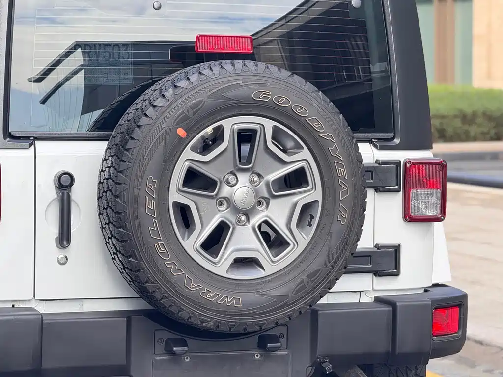 Jeep Wrangler 2016 — фото 25