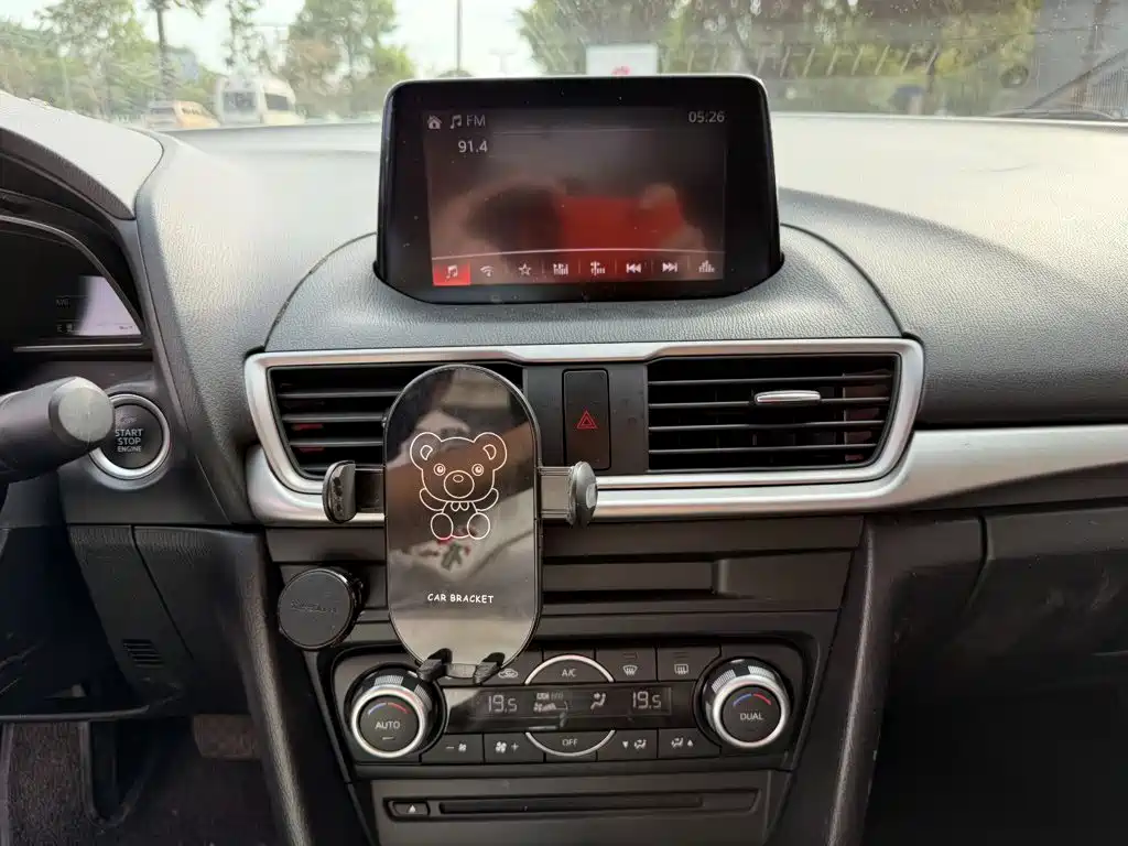 Mazda 3 Axela 2019 — фото 10