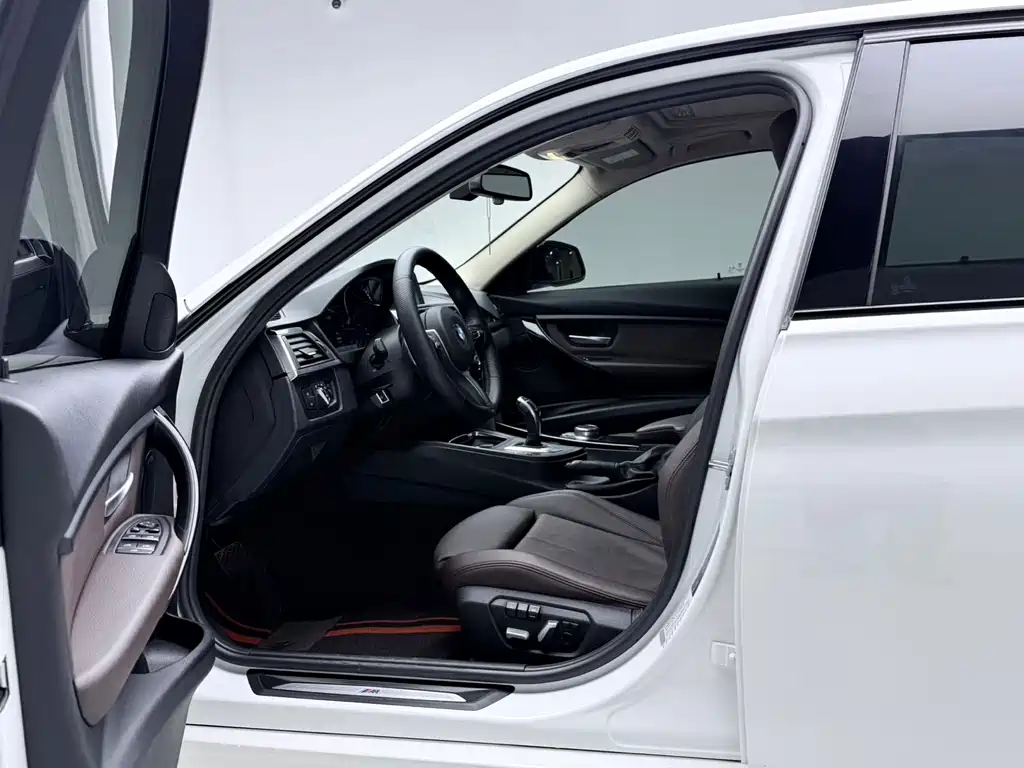 BMW 3 Series 2018 — фото 19