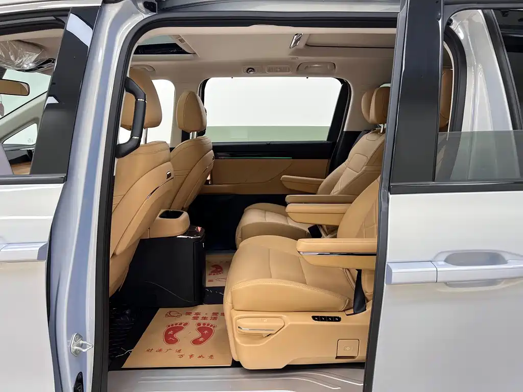 GAC Motor E8 PHEV 2024 — фото 15