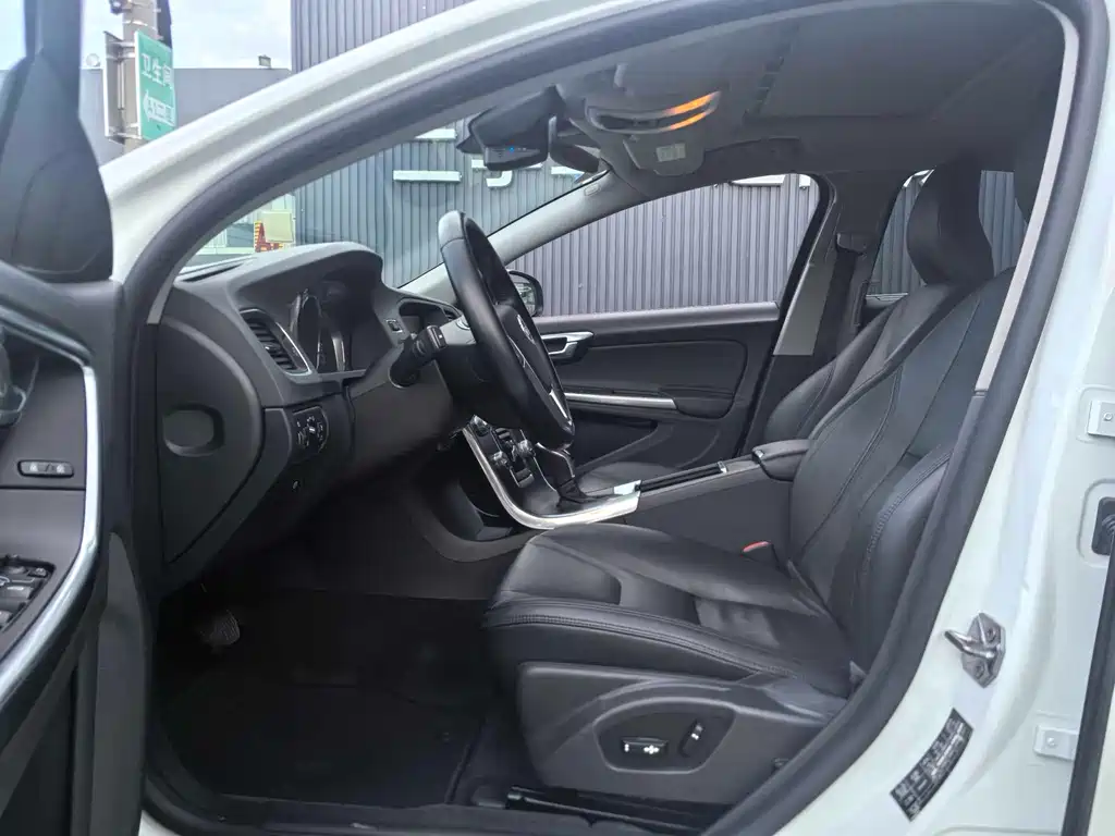 Volvo S60 2015 — фото 10