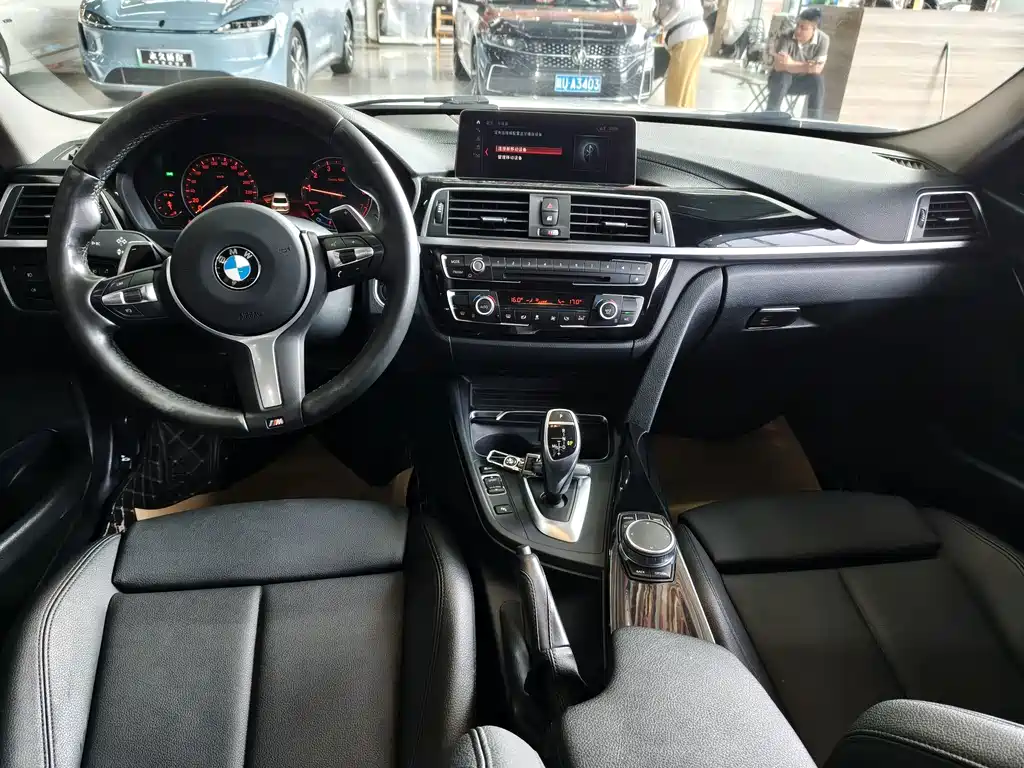 BMW 3 Series 2019 — фото 10