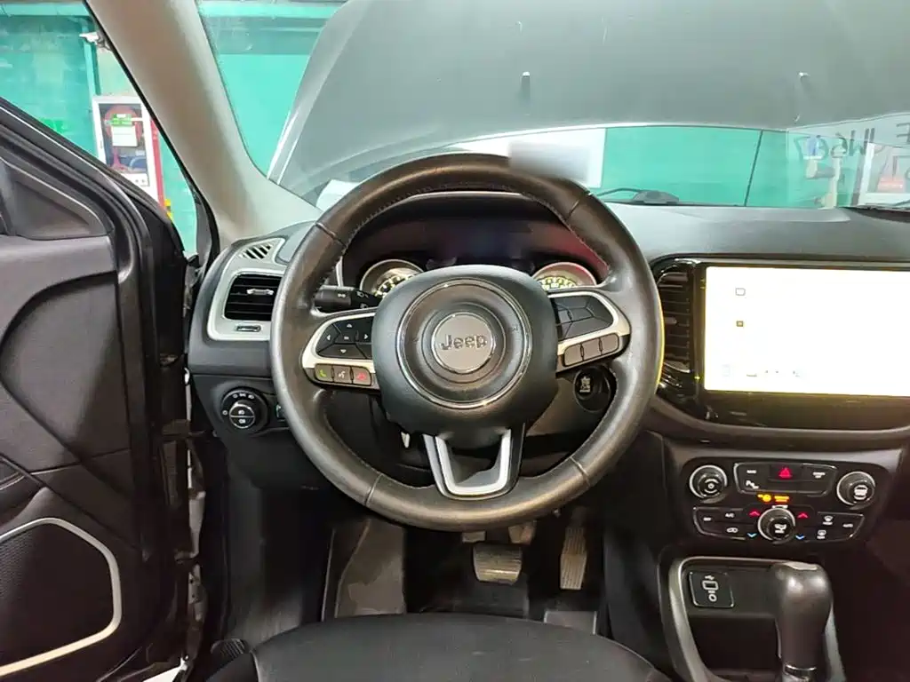 Jeep Compass 2017 — фото 11