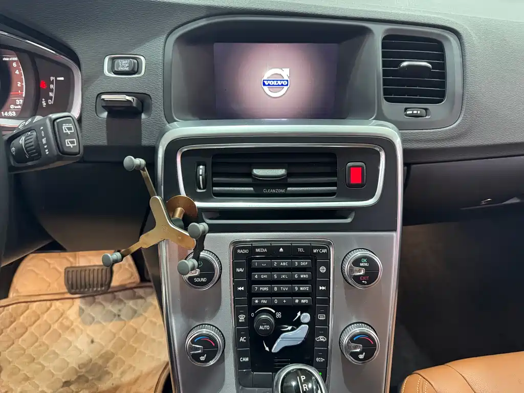 Volvo V60 2017 — фото 14