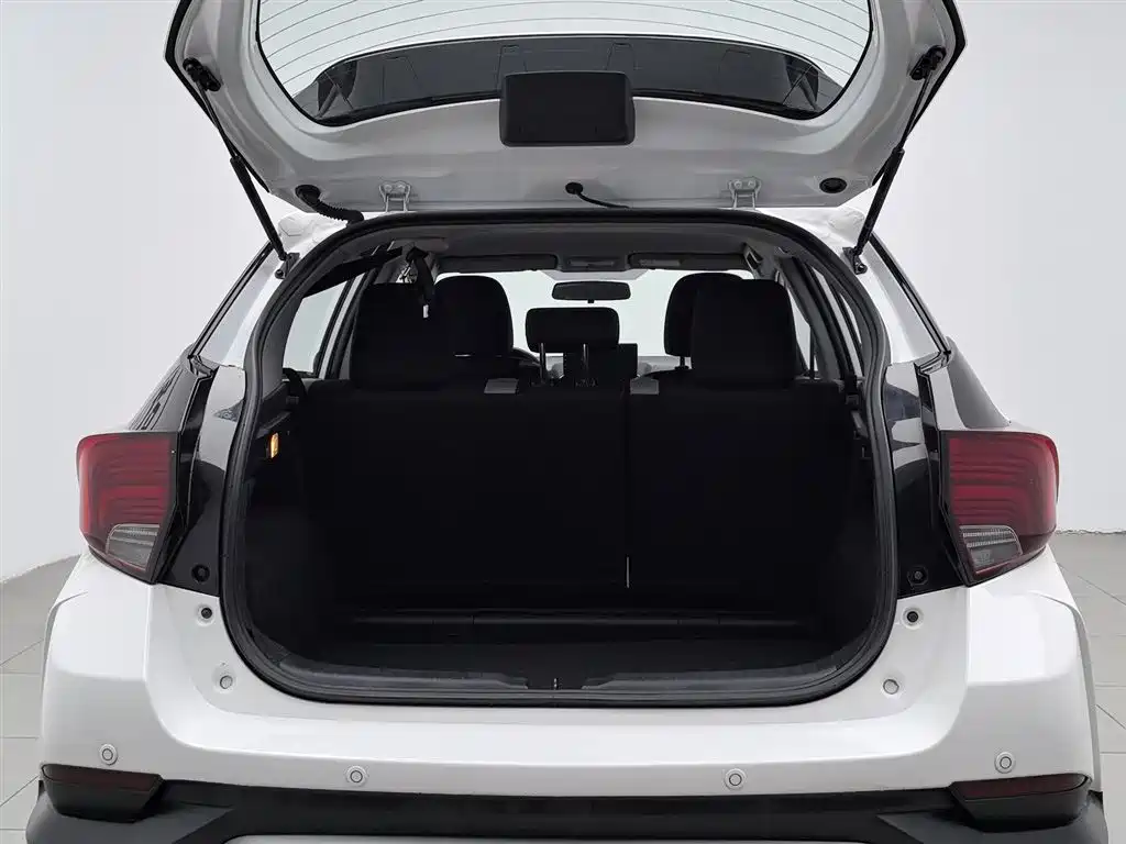 Toyota Yaris L 2023 — фото 16